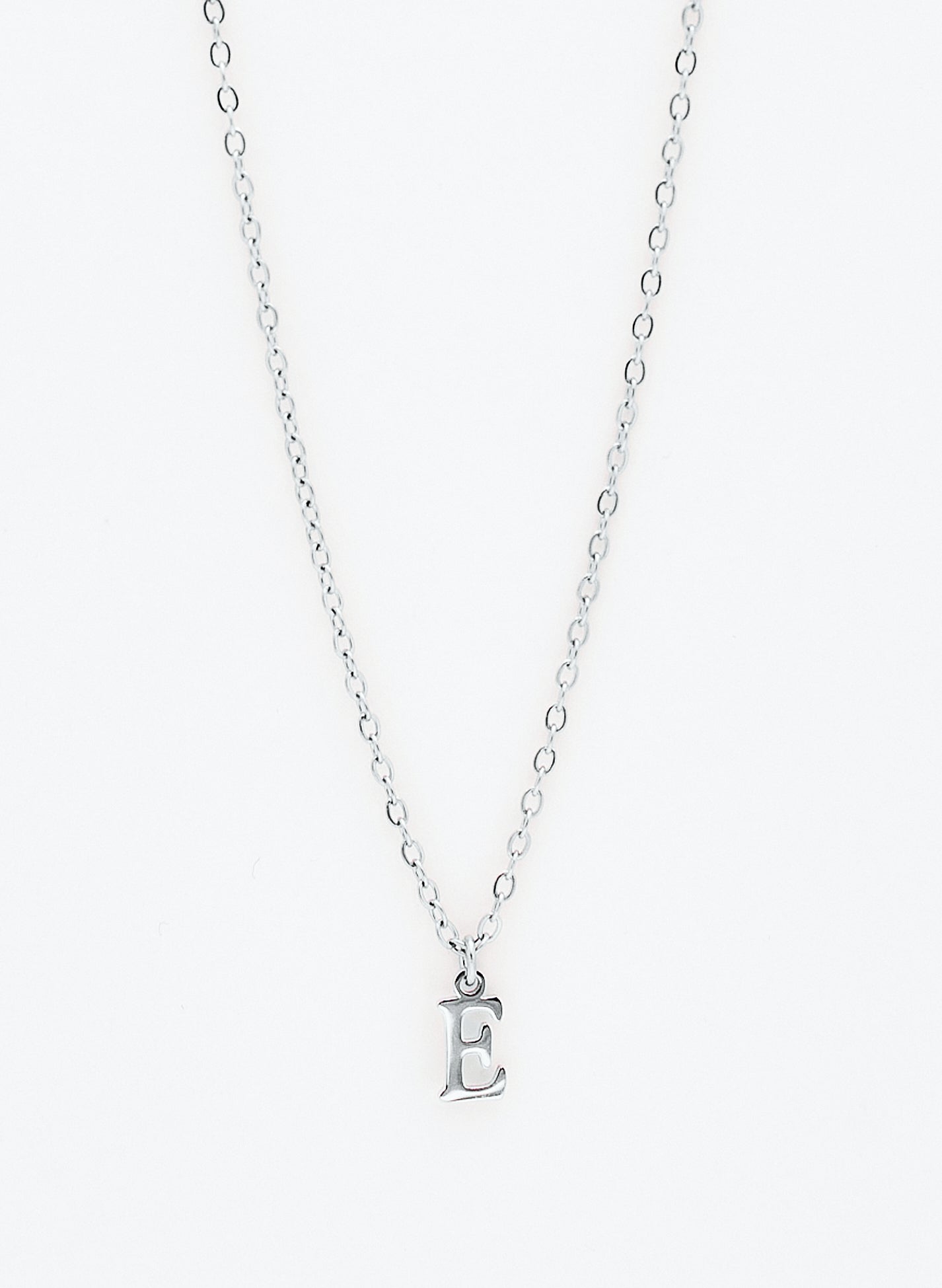 COLLAR INICIAL PLATEADO