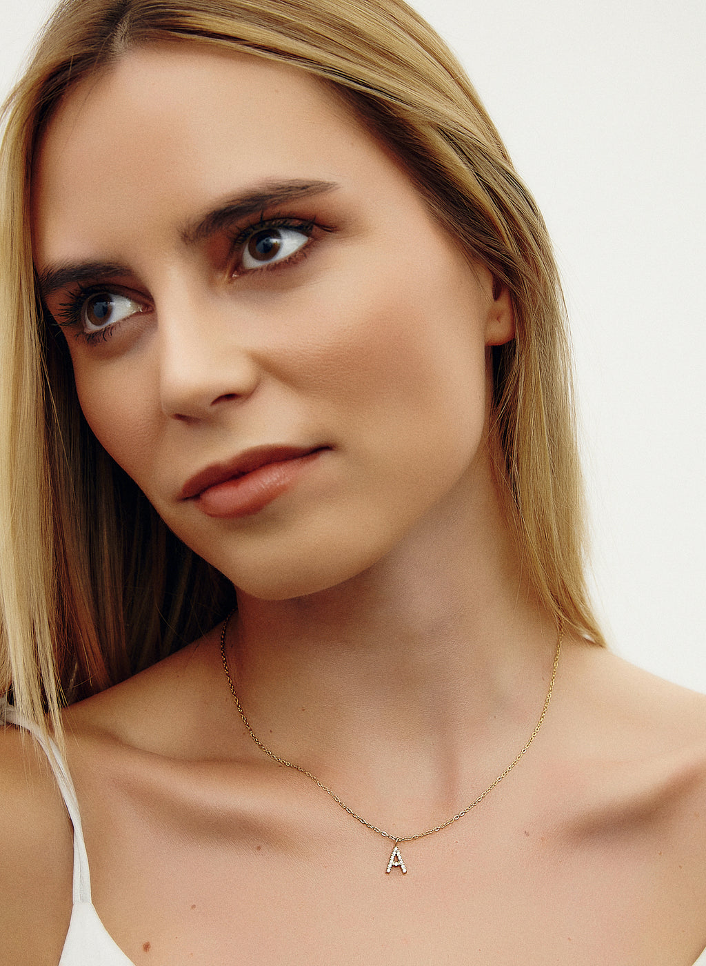 COLLAR INICIAL DORADO ABALORIOS