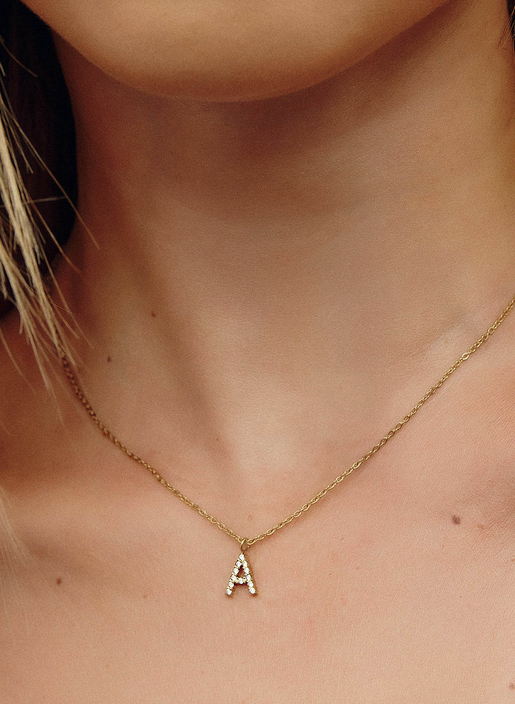 COLLAR INICIAL DORADO ABALORIOS