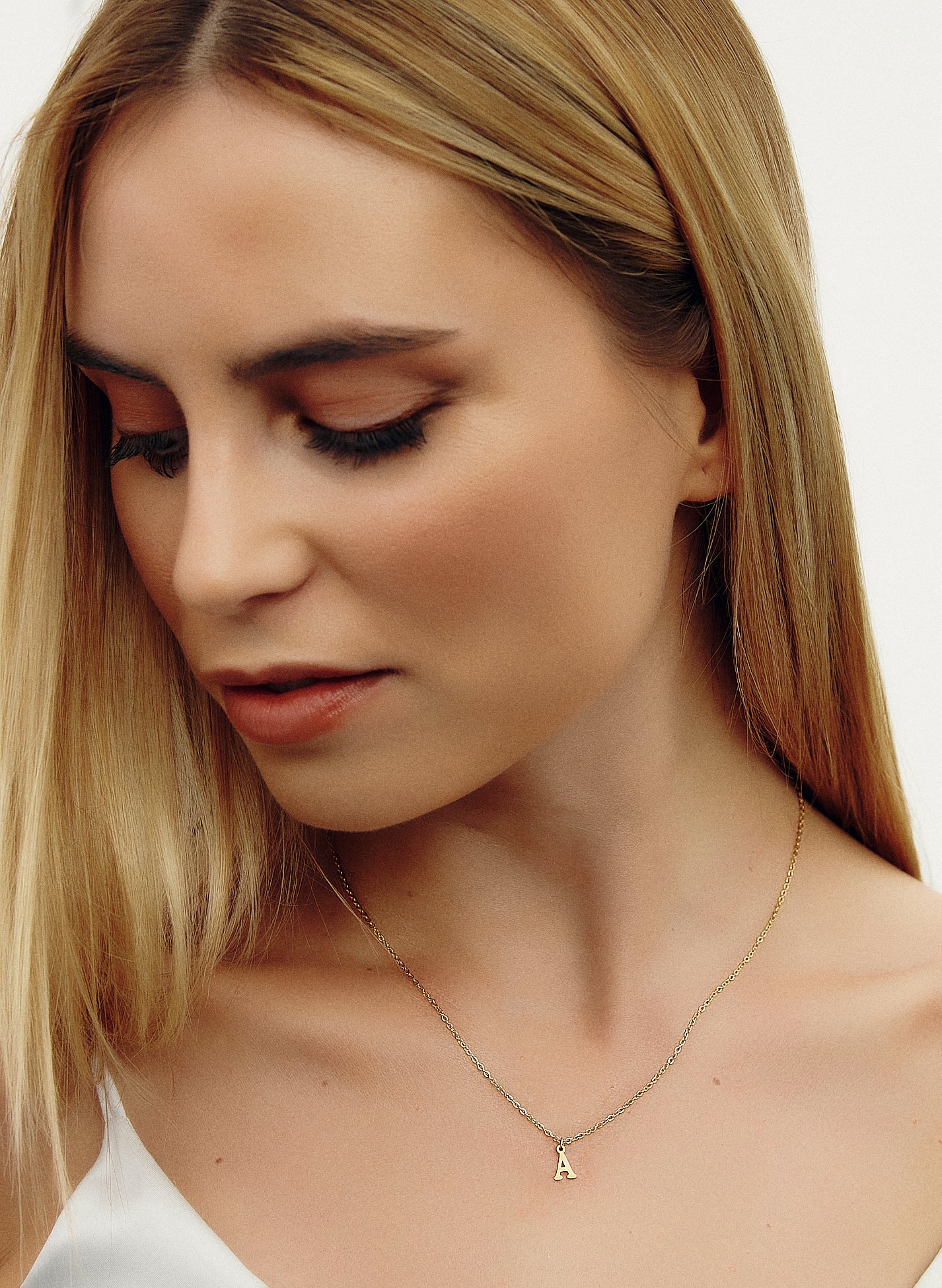 COLLAR INICIAL DORADO