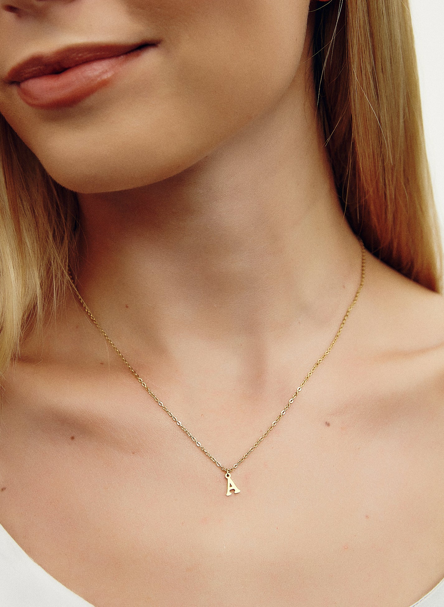 COLLAR INICIAL DORADO