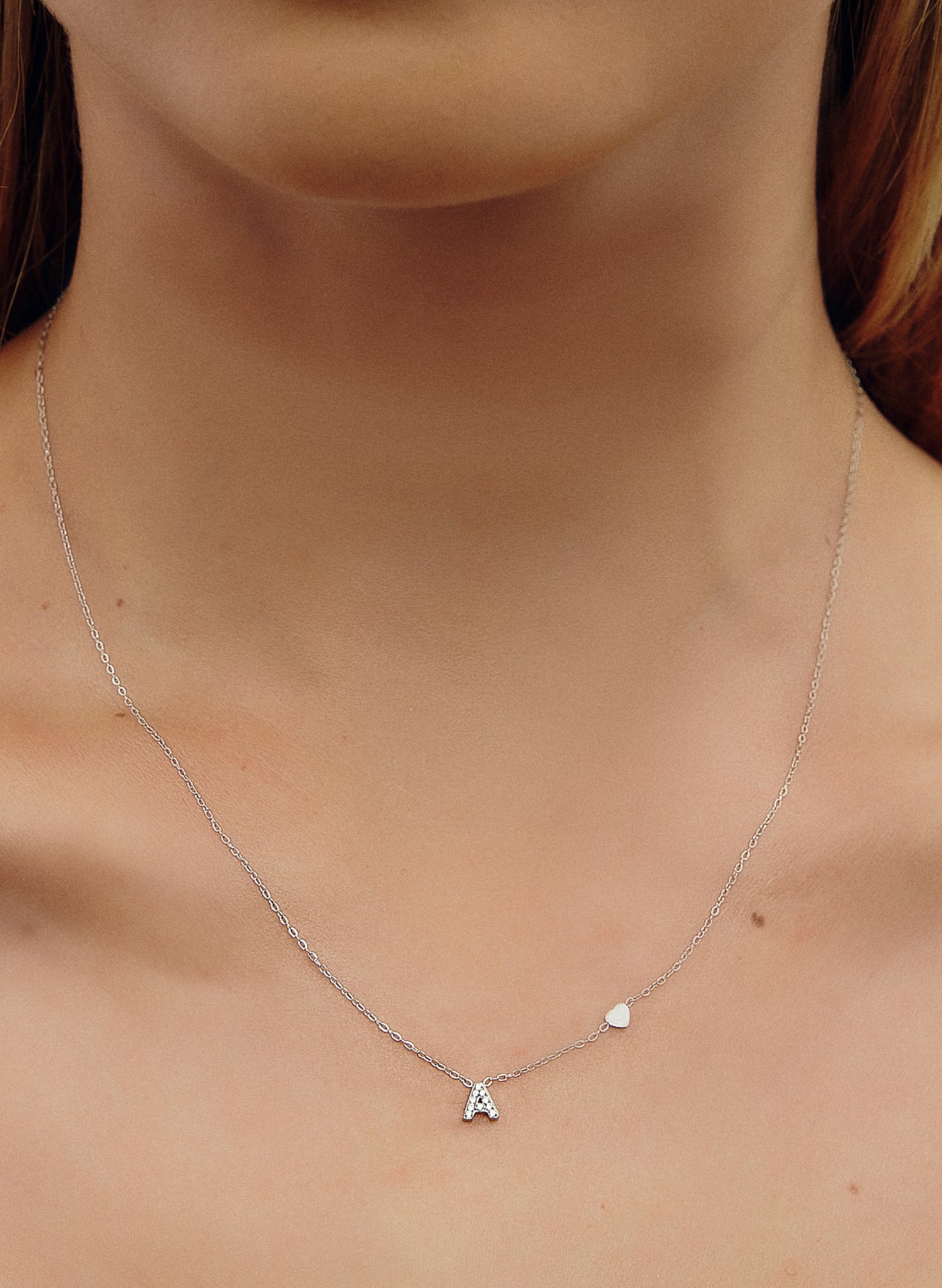COLLAR INICIAL PLATEADO ABALORIOS