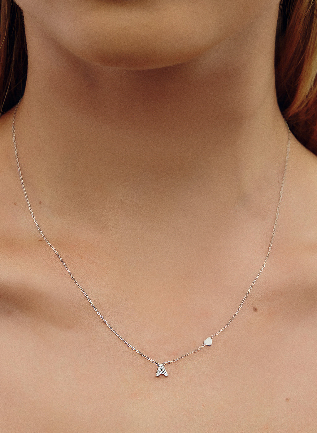 COLLAR INICIAL PLATEADO ABALORIOS