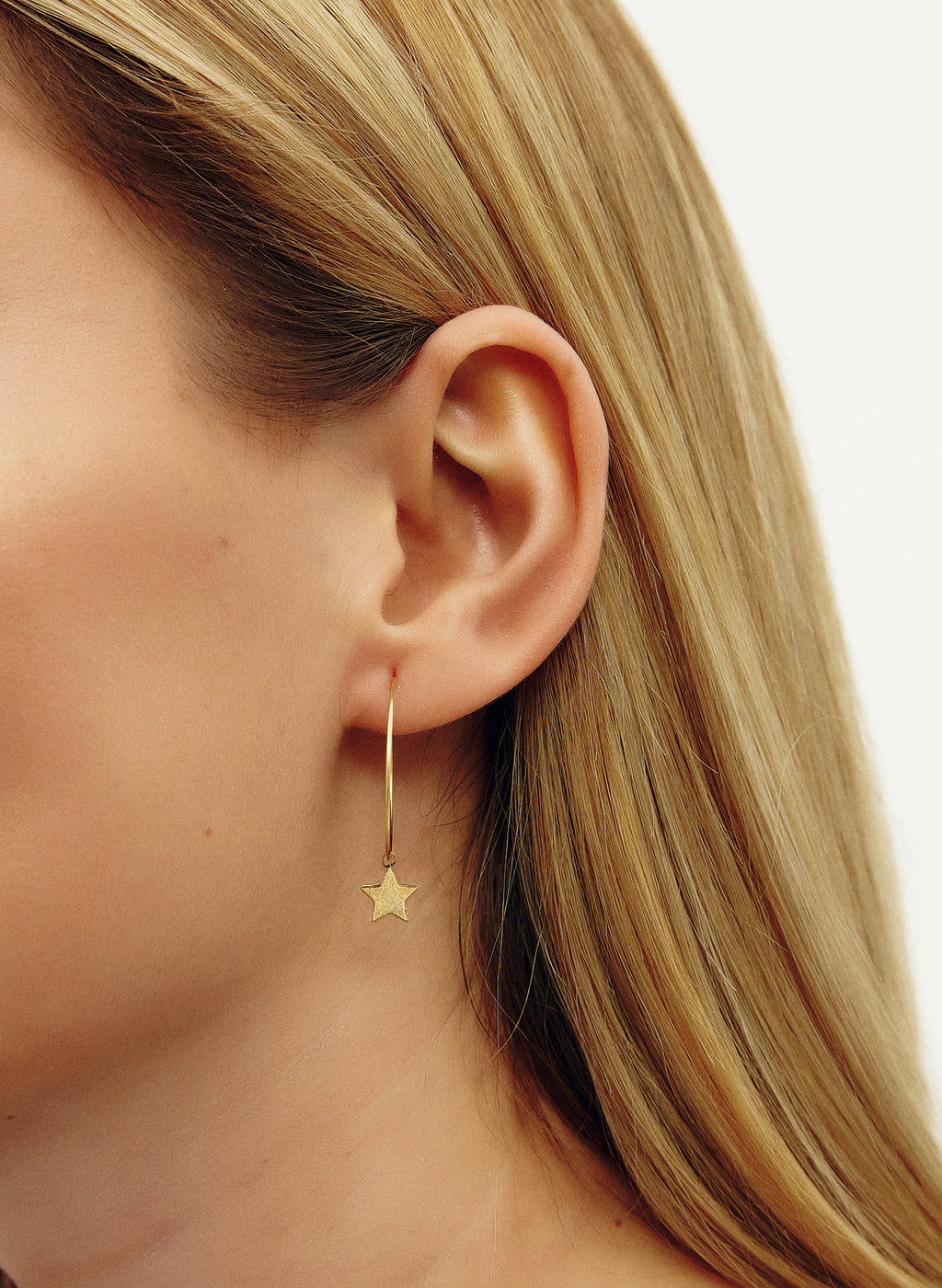 PENDIENTES ARO FINO ESTRELLA DORADO