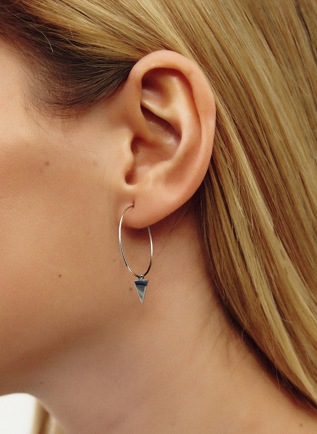 PENDIENTES ARO FINO TRIANGULO PLATEADO