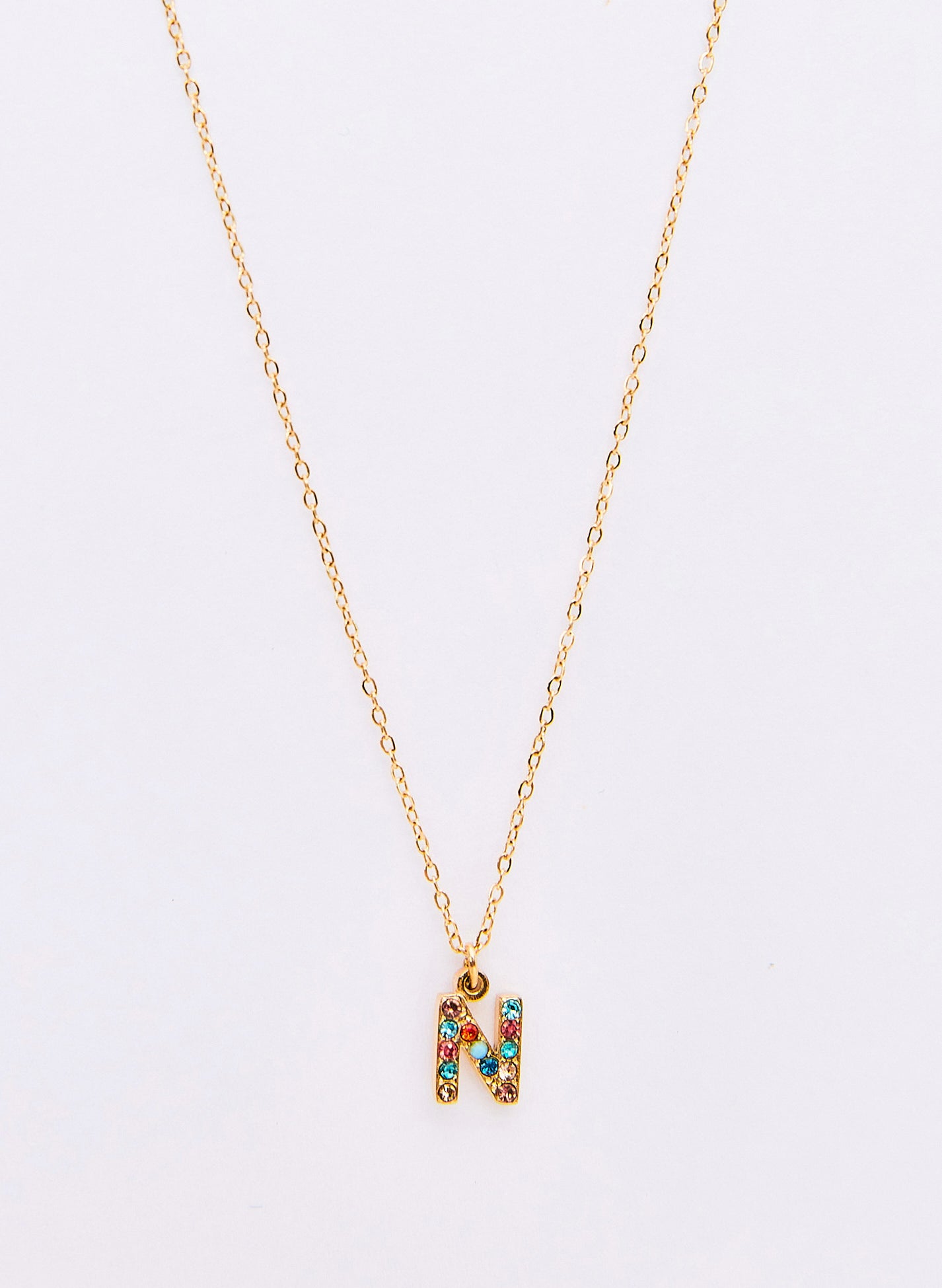 COLLAR INICIAL DORADO ABALORIOS MULTICOLOR