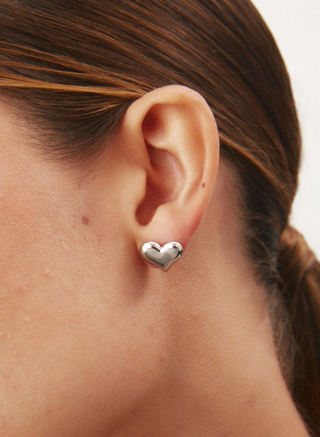 PENDIENTE SILUETA CORAZÓN PLATEADO