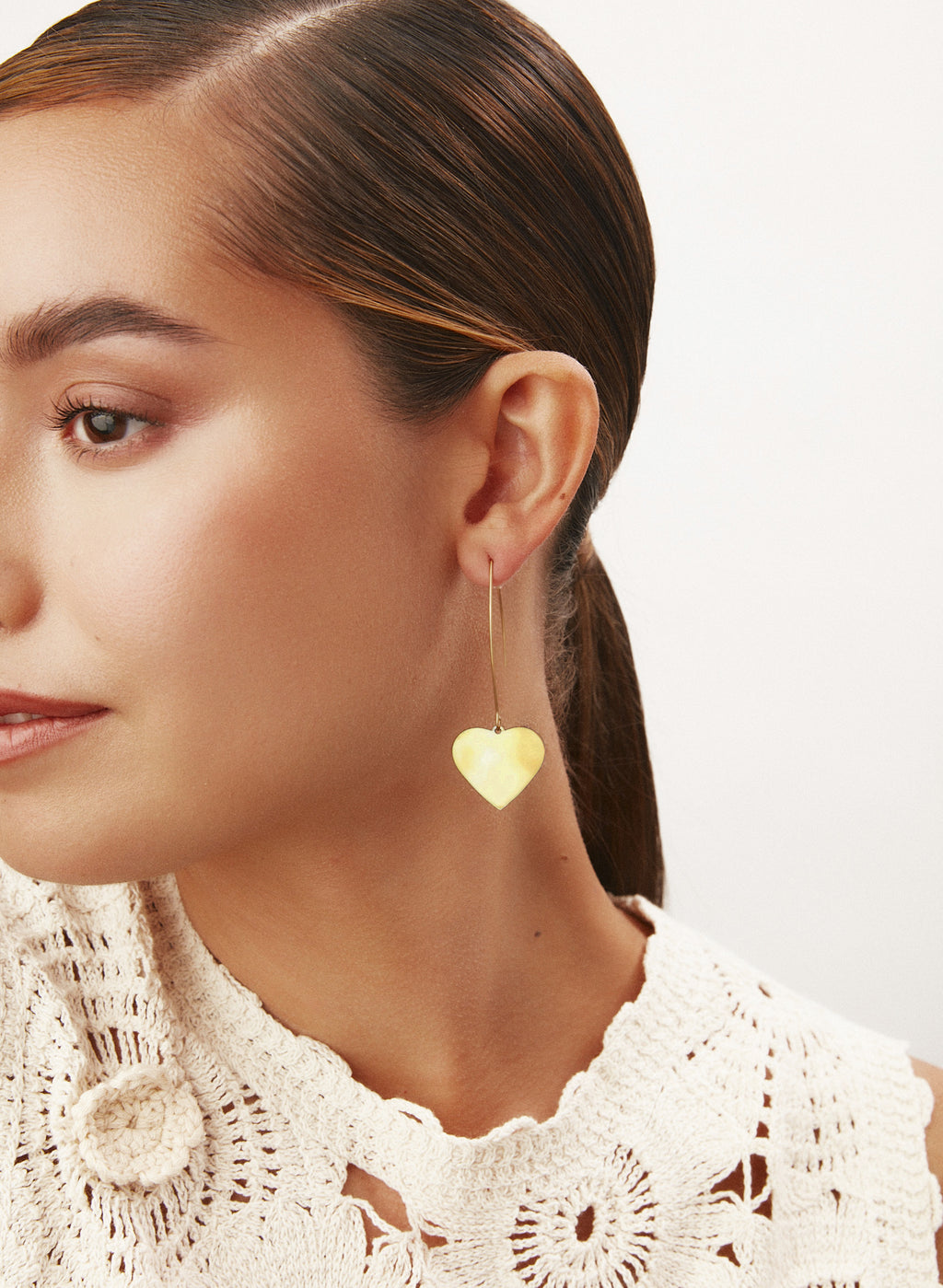 PENDIENTES DE COLGANTE CORAZÓN DORADO